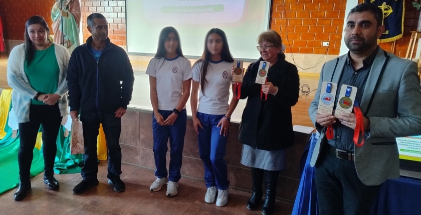 Estudiantes que participarán en el Nacional de Atletismo hacen entrega de medallas a nuestro Colegio